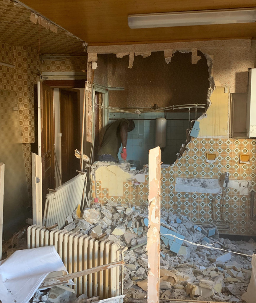 service professionnel de démolition d'appartement : destruction rapide, sécurisée et respectueuse de l'environnement pour vos projets de rénovation ou construction.