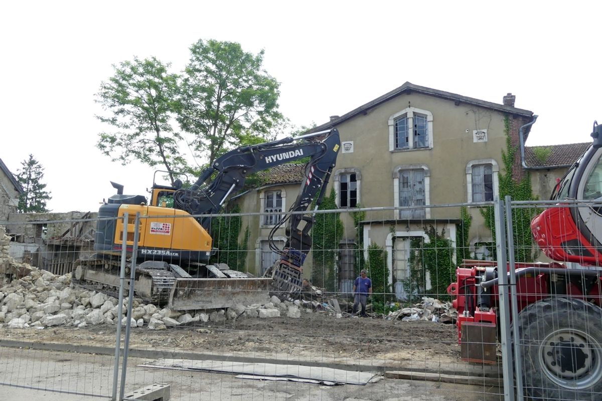 service professionnel de démolition de maison rapide et sécurisé. équipe expérimentée pour tous types de projets, respect des normes environnementales et gestion des déchets.