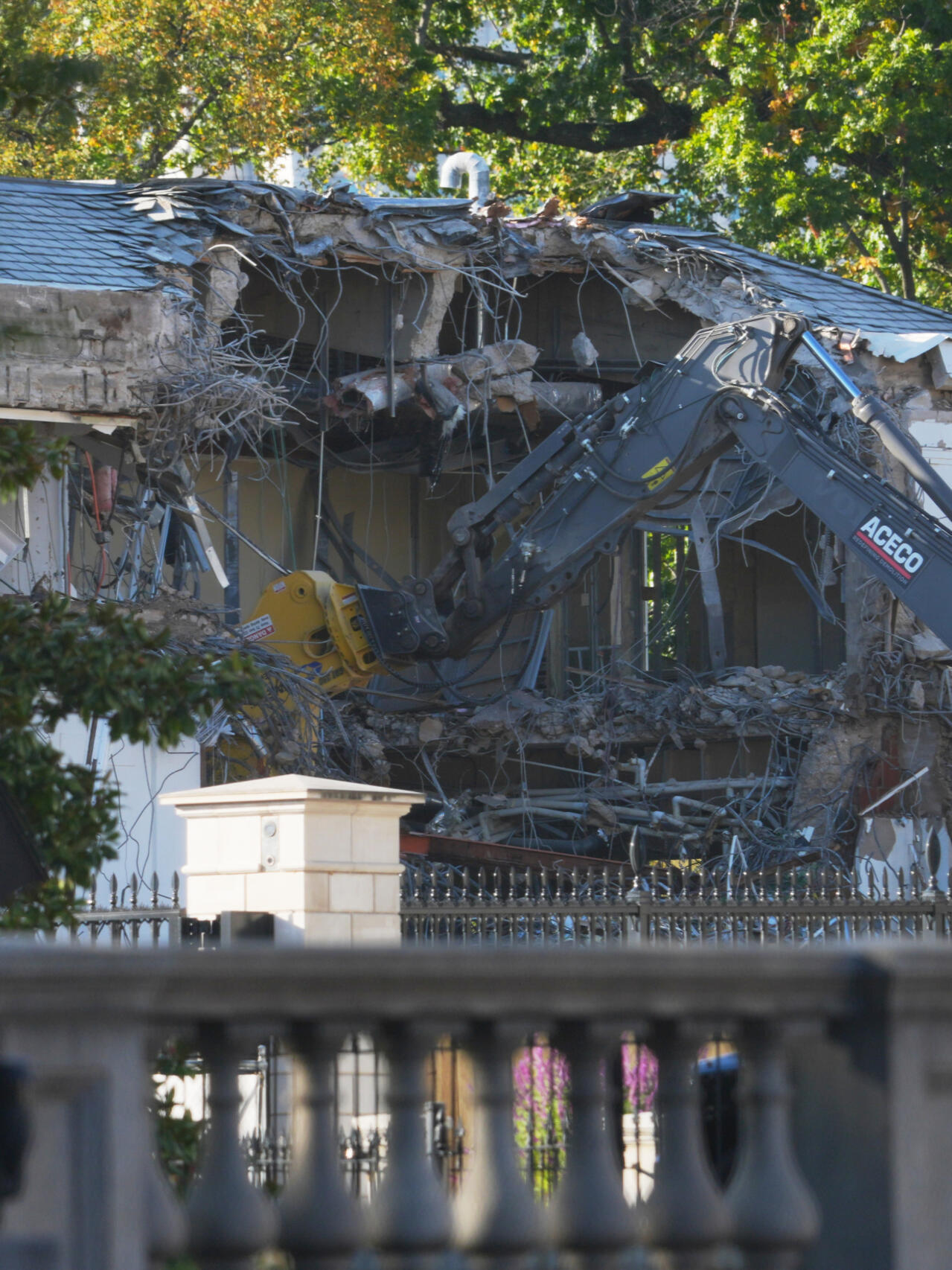 service professionnel de démolition de maison : sécurité, rapidité et respect de l'environnement assurés pour vos projets de rénovation ou reconstruction.
