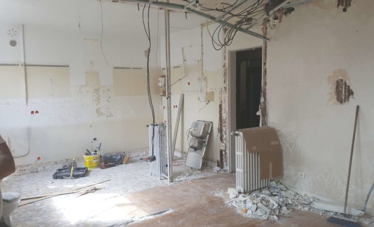 découvrez les méthodes sécurisées et réglementées pour la démolition d'un mur porteur, avec des conseils d'experts pour garantir la stabilité de votre bâtiment.