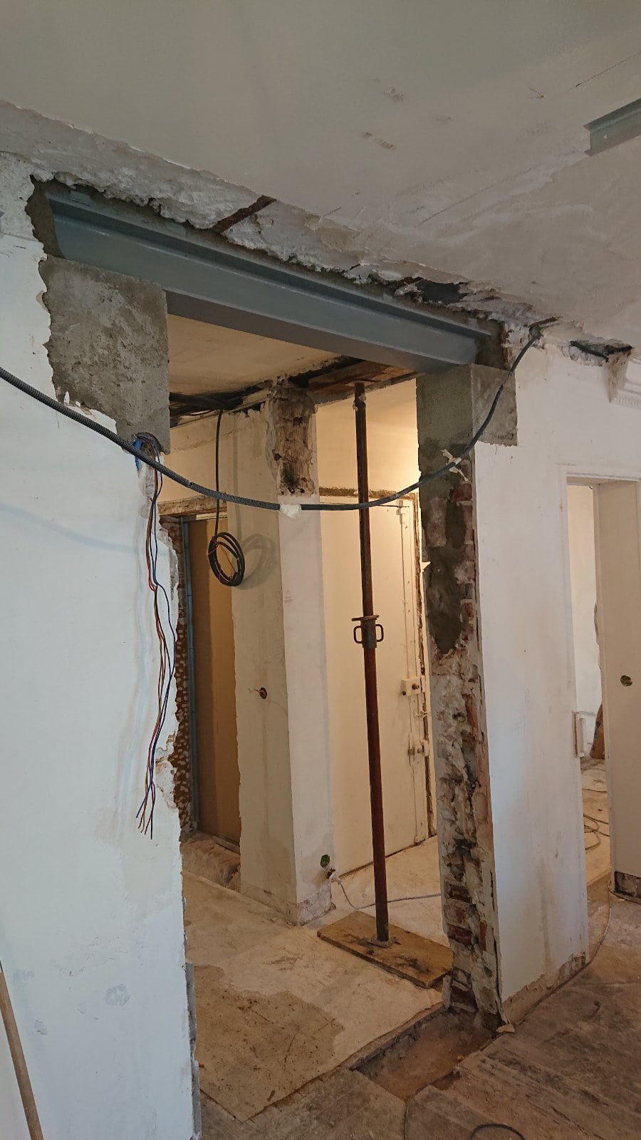 découvrez les étapes essentielles et les précautions à prendre pour la démolition d'un mur porteur en toute sécurité, avec conseils d'experts et solutions adaptées.