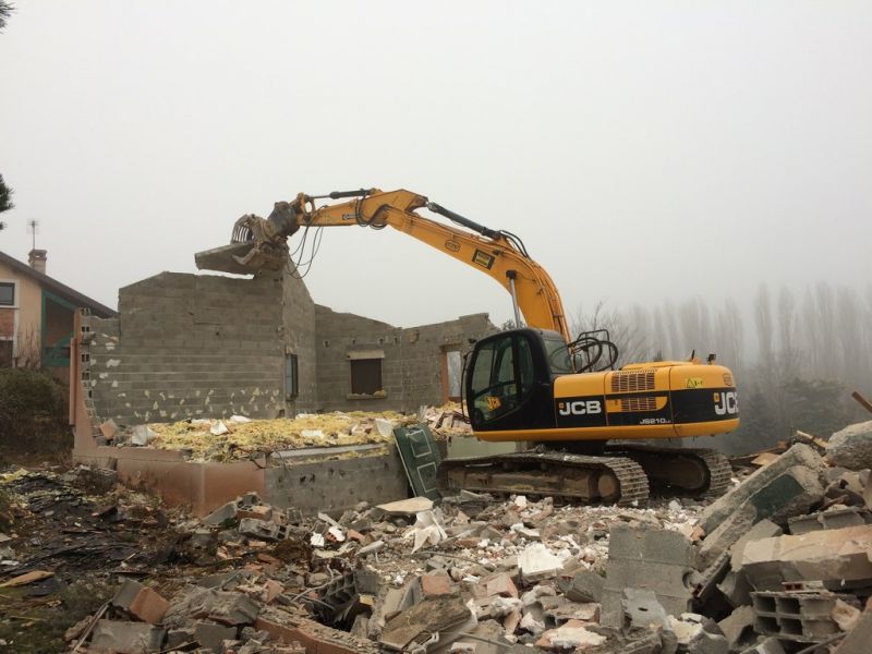 découvrez nos services professionnels de démolition partielle, adaptés à vos besoins pour des travaux précis et sécurisés.