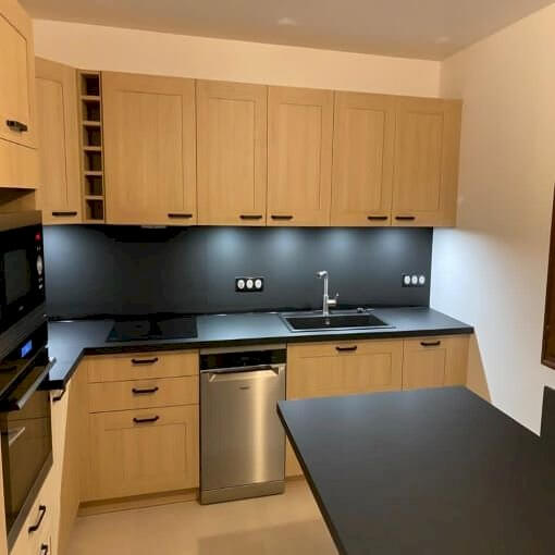 découvrez la durée moyenne pour la rénovation d'une cuisine, les étapes clés et des conseils pour optimiser votre projet et éviter les retards.