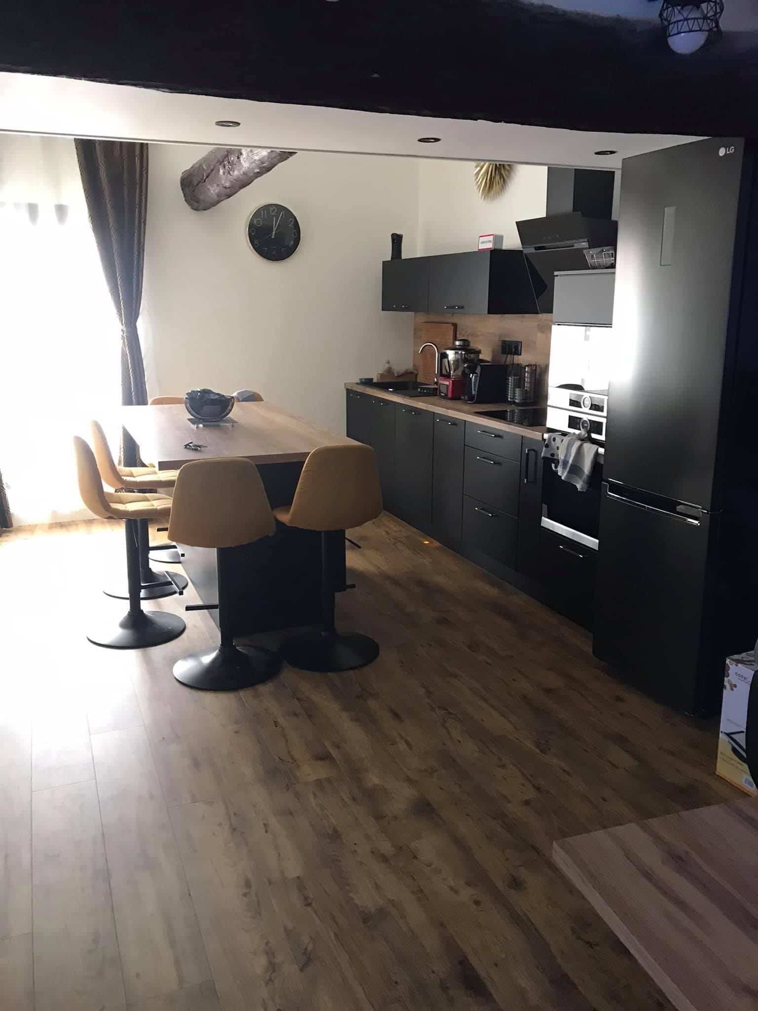 découvrez combien de temps dure la rénovation d'une maison et obtenez des conseils pour bien planifier votre projet de rénovation.