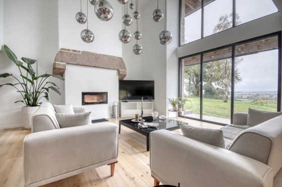 découvrez combien de temps dure la rénovation d'une maison et les facteurs qui influencent la durée des travaux pour une rénovation réussie.