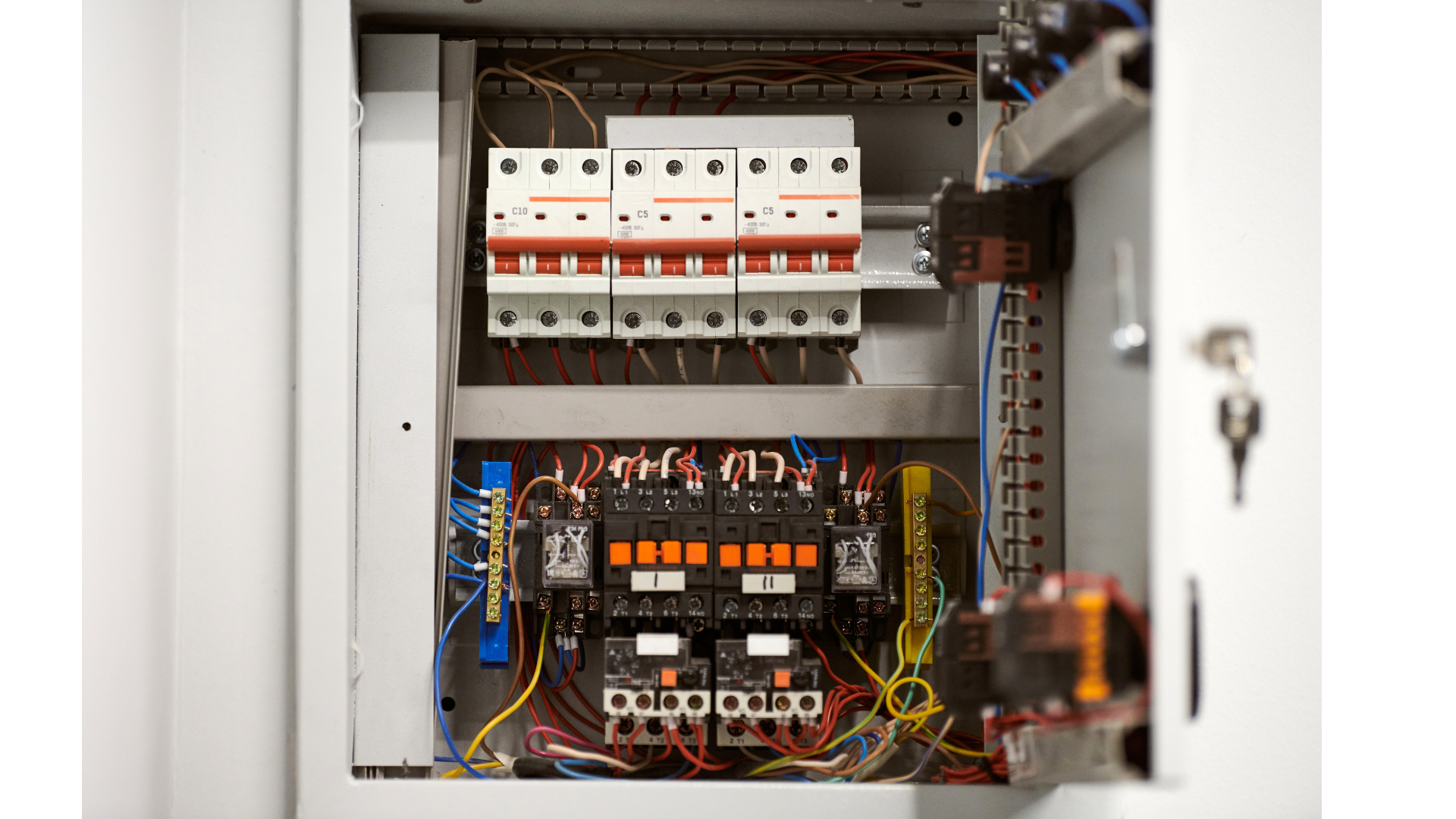 électricien à meylan spécialisé dans l'installation d'alarmes pour maison. protection fiable et conseils personnalisés pour votre sécurité.