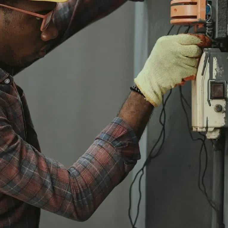 électricien à paris spécialisé en dépannage électrique et mise aux normes. intervention rapide, fiable et professionnelle pour tous vos travaux électriques.