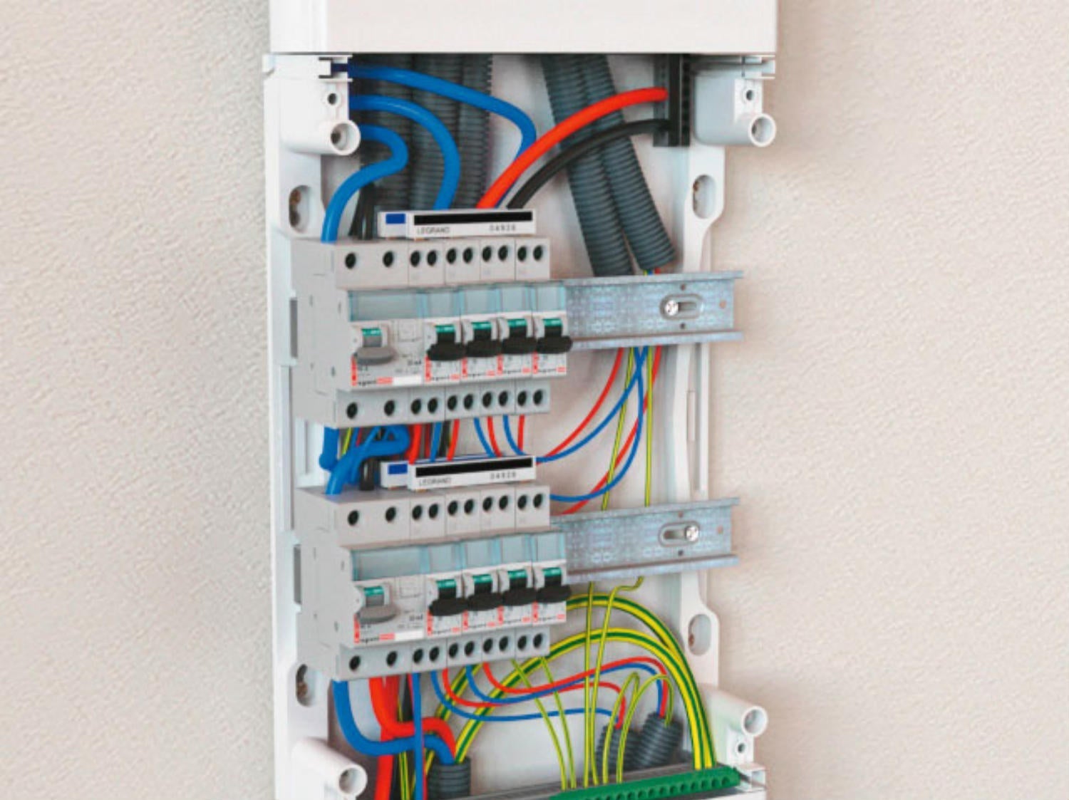 découvrez comment respecter les normes électriques tout en maîtrisant les coûts et réalisant des économies d'énergie efficaces.