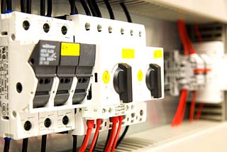 service d'électricité générale : installation, maintenance et dépannage pour particuliers et professionnels, garantissant sécurité et efficacité énergétique.