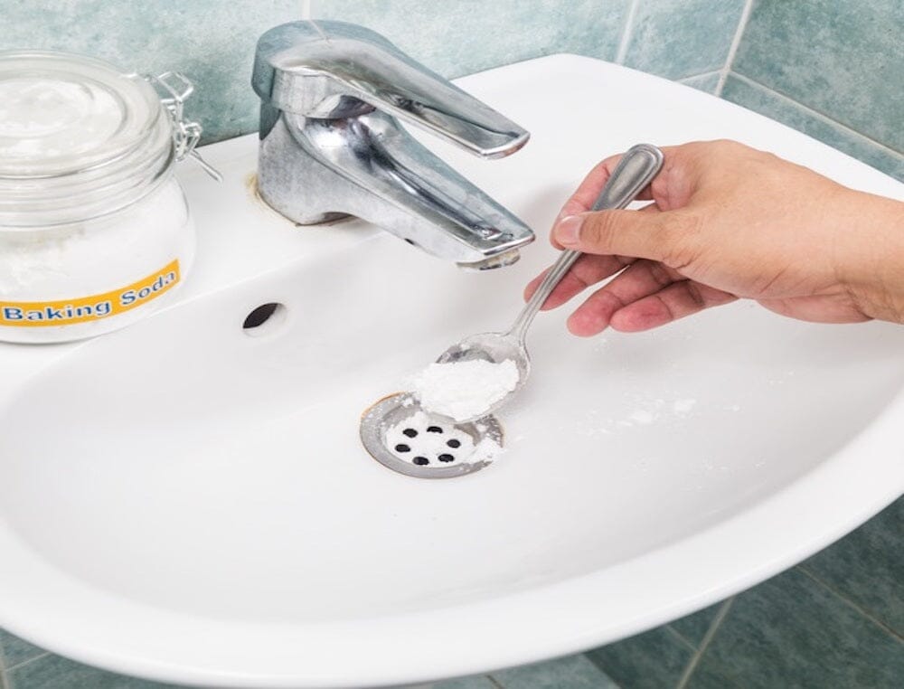 découvrez des méthodes efficaces pour éliminer les mauvaises odeurs dans vos canalisations et garder une maison fraîche et saine.