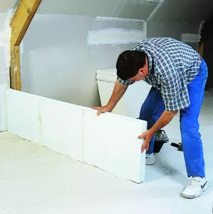 découvrez l'épaisseur idéale pour une cloison en placo dans votre salle de bain, garantissant résistance à l'humidité et optimisation de l'espace.