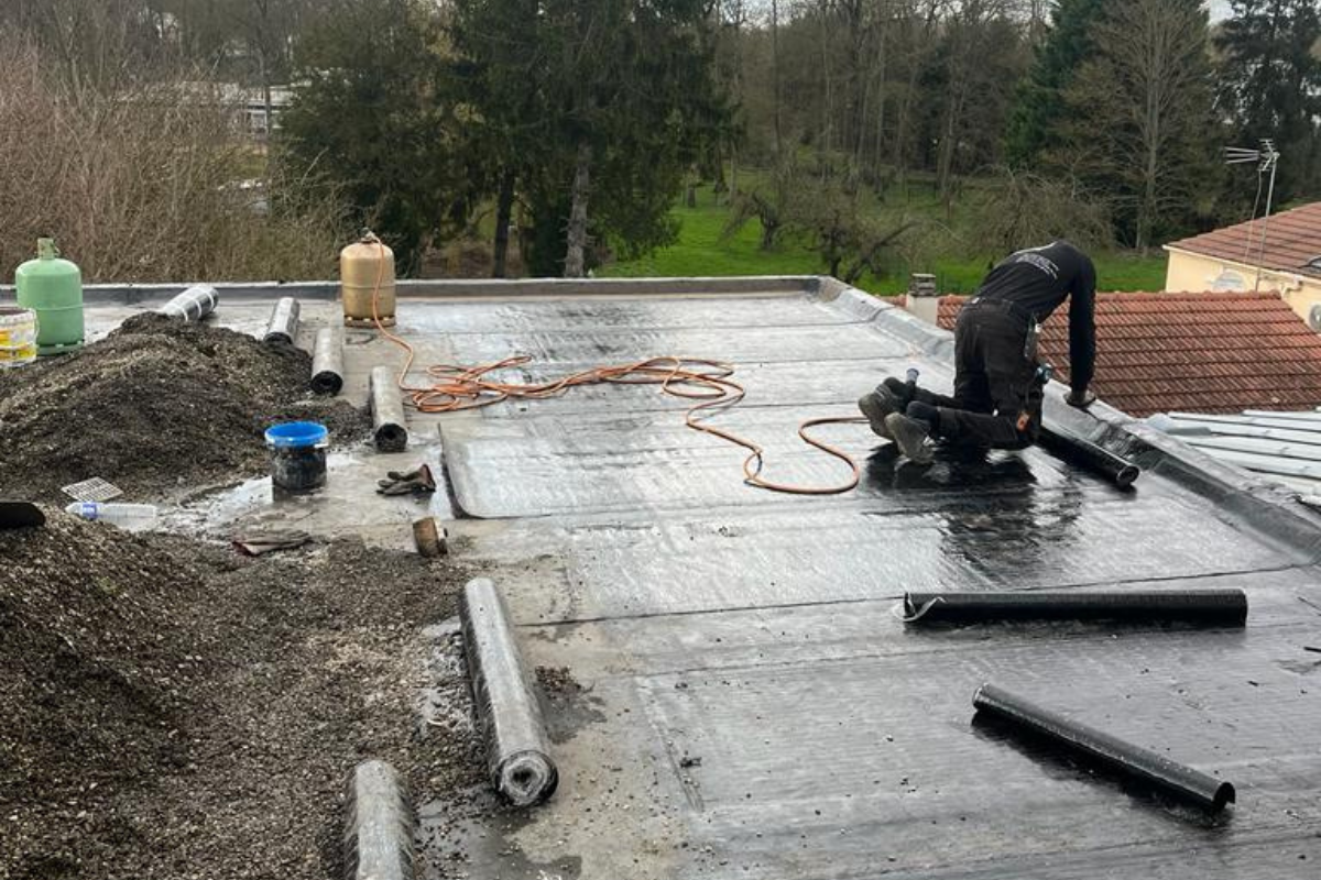 découvrez nos solutions efficaces pour l'étanchéité de votre toit terrasse, protégez votre habitation des infiltrations d'eau et prolongez la durée de vie de votre toiture.