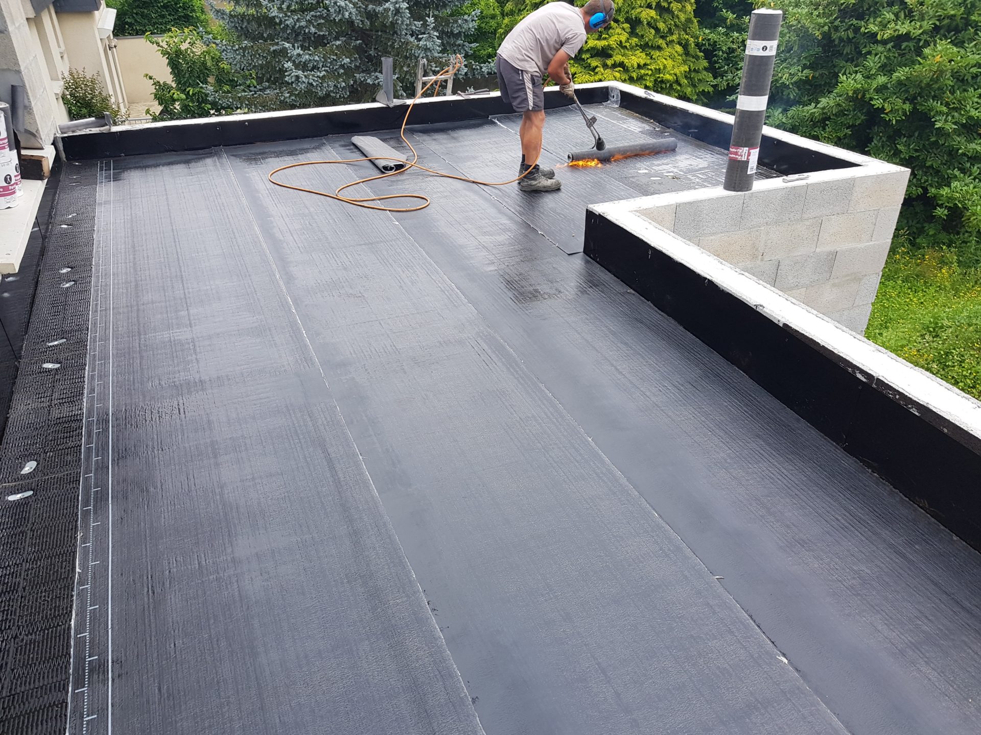 découvrez nos solutions d'étanchéité pour toit terrasse, garantissant une protection optimale contre les infiltrations d'eau et une durabilité accrue de votre toiture.