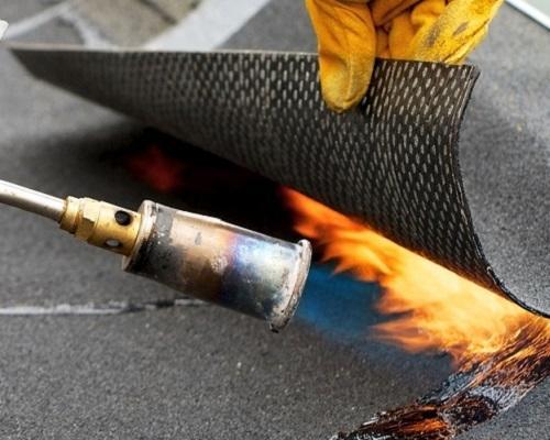 découvrez notre guide complet sur l'étanchéité de toiture pour protéger votre maison des infiltrations d'eau et prolonger la durée de vie de votre toit.