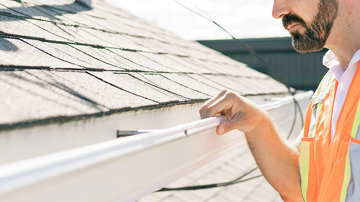 assurez l'étanchéité de votre toiture pour protéger votre maison et prolonger la durée de vie de votre toit grâce à nos conseils et solutions spécialisées.