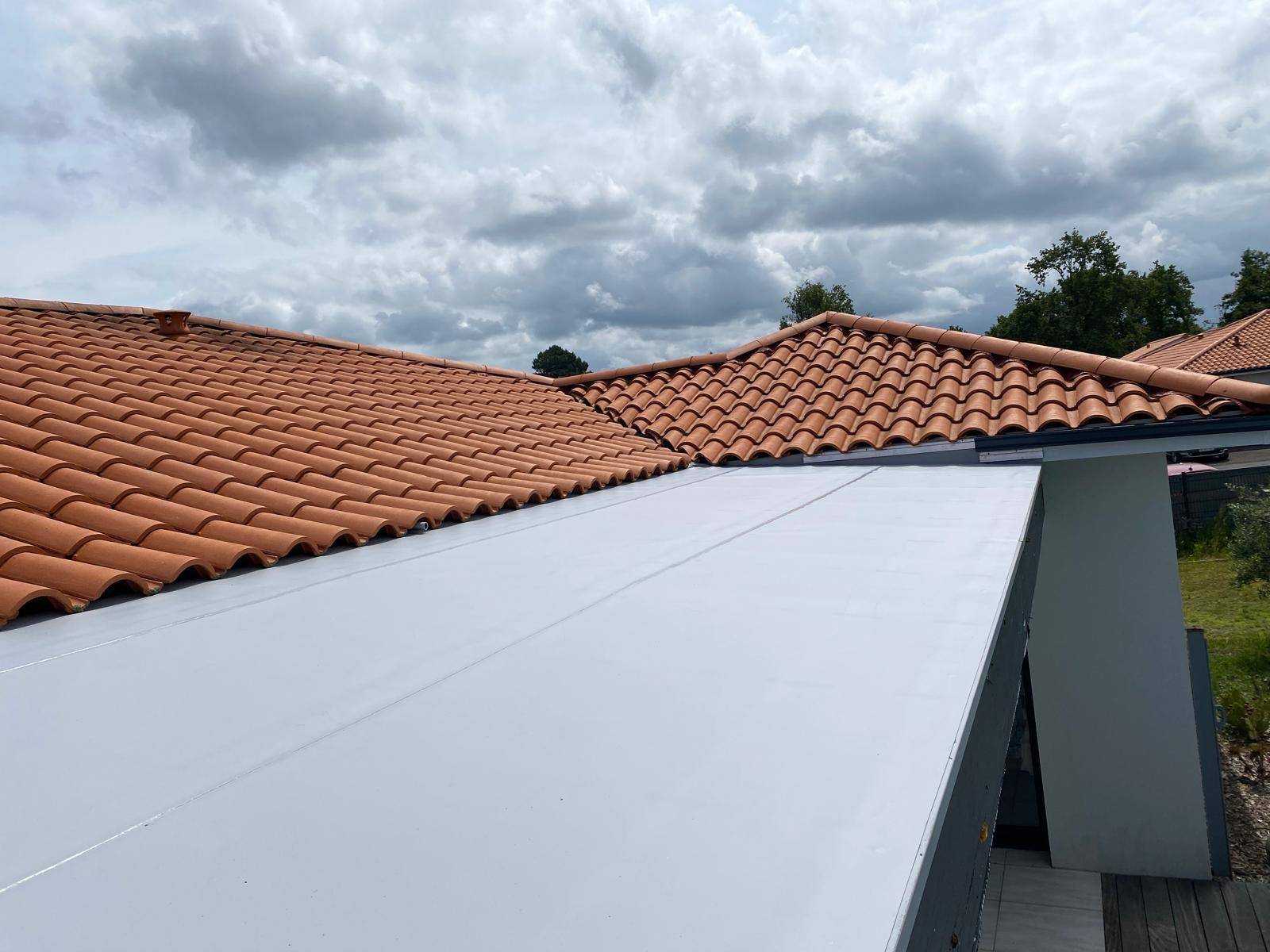 découvrez nos solutions d'étanchéité pour toiture terrasse durables, garantissant protection et longévité contre les infiltrations d'eau.