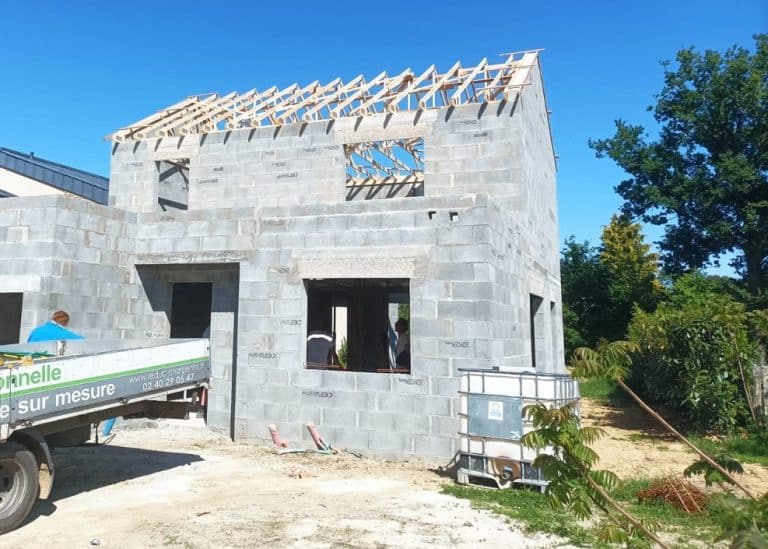 découvrez les étapes essentielles pour la construction d'un bâtiment en 2025, des plans initiaux à la livraison finale, avec les dernières normes et innovations.