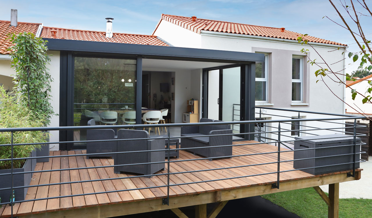 découvrez comment doubler l'espace de votre maison à petit prix grâce à une extension sur 2 niveaux, alliant praticité et économie.