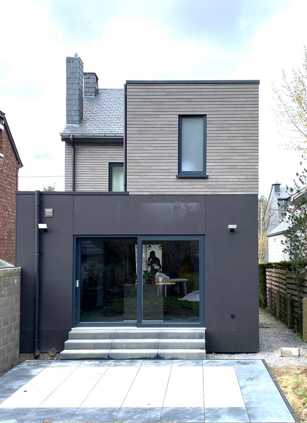 découvrez notre extension maison en bois sur 2 niveaux, alliant esthétisme, durabilité et espace supplémentaire pour votre habitat.