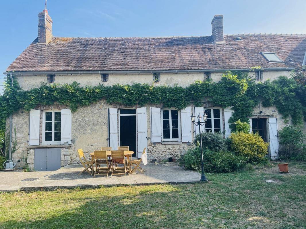 découvrez une ferme à rénover près de paris, idéale pour un projet authentique alliant charme rural et proximité de la capitale.