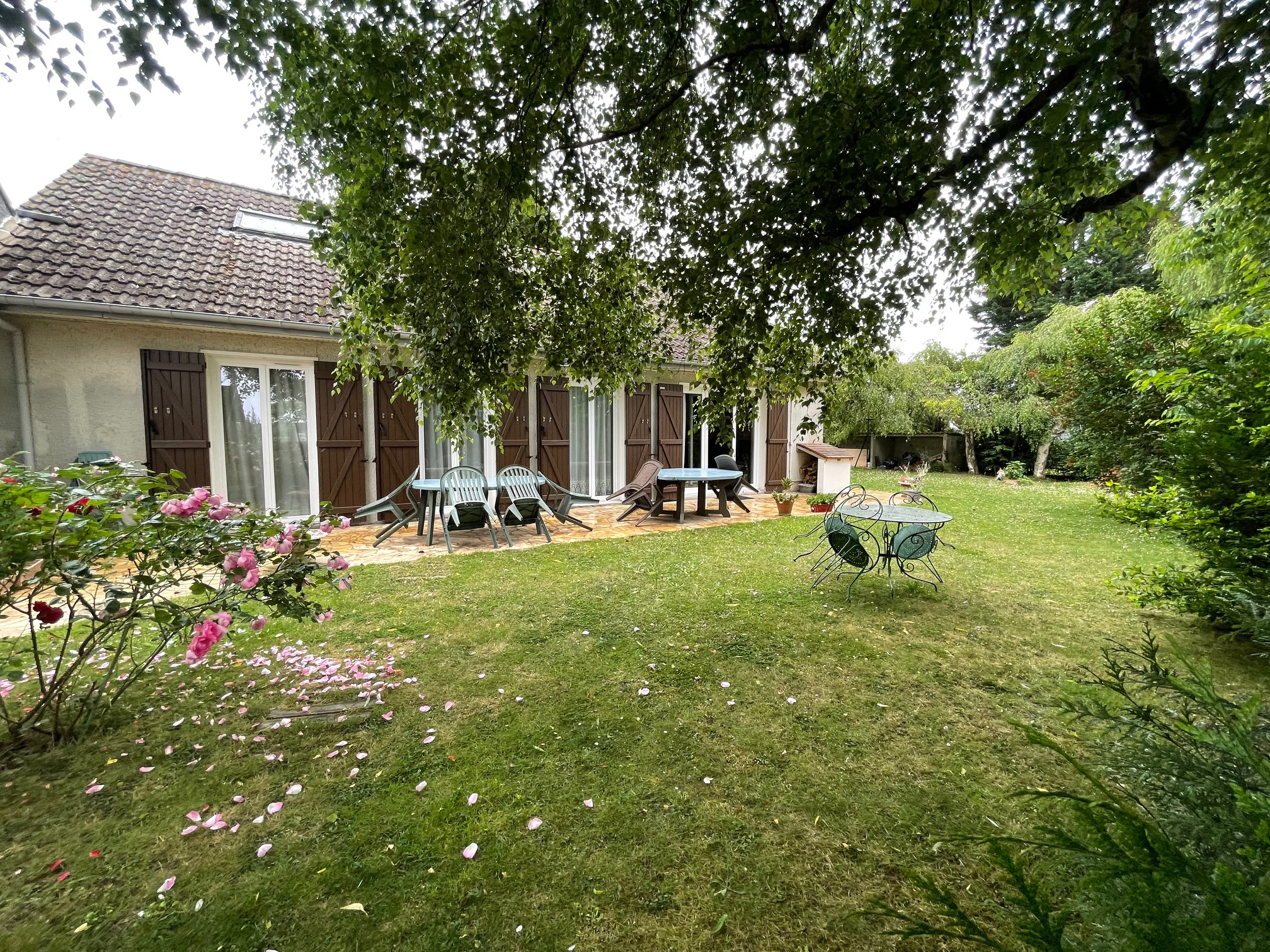 découvrez une ferme à rénover située à proximité du 15e arrondissement de paris, offrant un potentiel unique pour une résidence authentique et un projet de rénovation sur mesure.