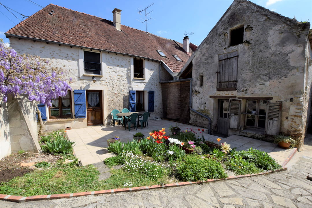 découvrez cette fermette à rénover idéalement située proche du 15e arrondissement de paris, offrant un potentiel unique pour créer votre résidence de charme.