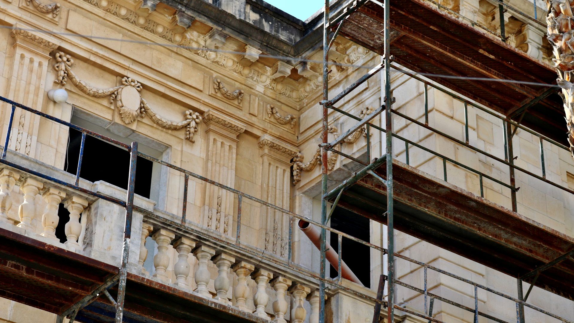 découvrez à quelle fréquence réaliser le ravalement de votre façade pour préserver l'esthétique et la durabilité de votre bâtiment.