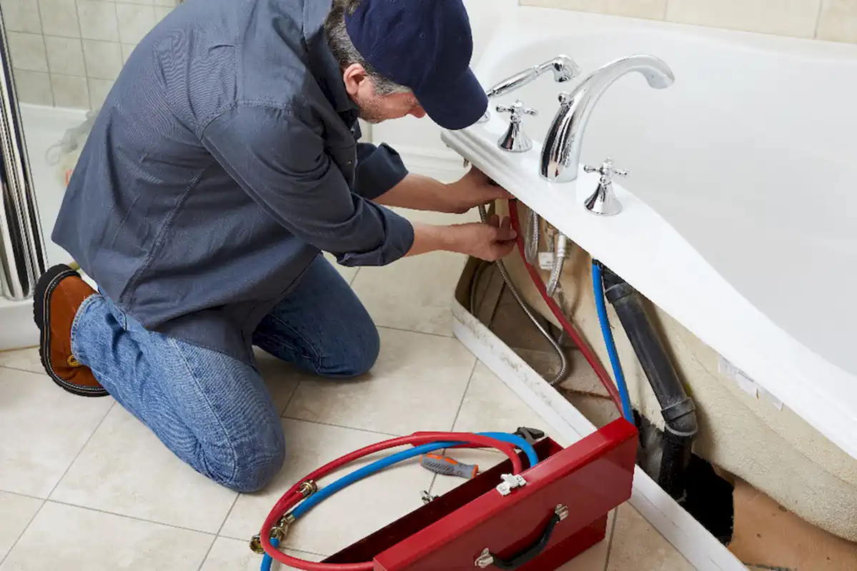 découvrez des solutions rapides et efficaces pour réparer une fuite de baignoire et éviter les dégâts d'eau.