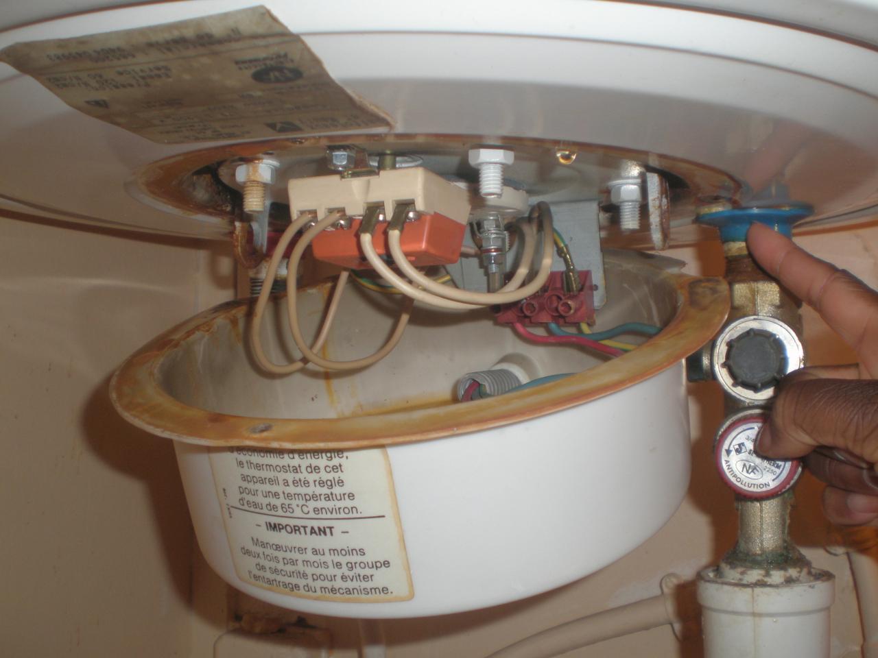 découvrez les étapes essentielles pour identifier et réparer une fuite de votre ballon d'eau chaude. conseils pratiques pour éviter les dégâts et économiser de l'eau.