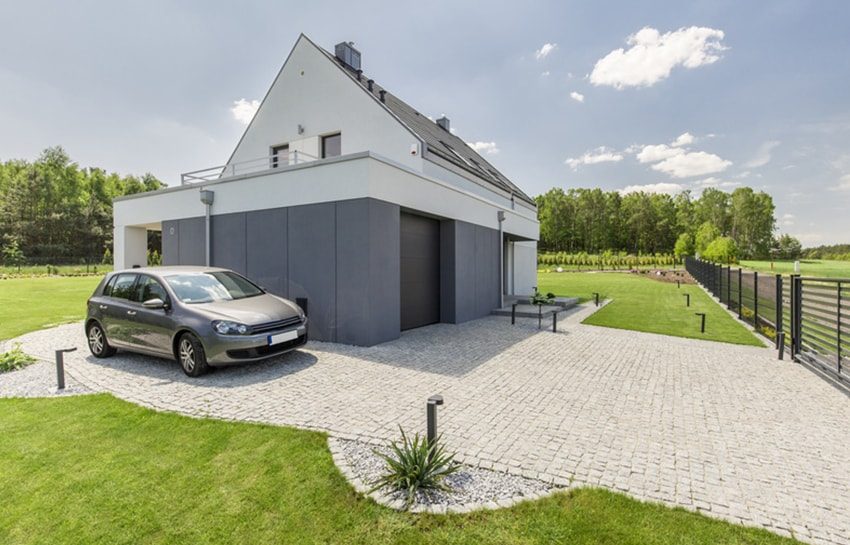 garage spacieux de 40m² offrant un espace idéal pour le stationnement et le rangement. parfait pour protéger votre véhicule ou stocker vos équipements en toute sécurité.