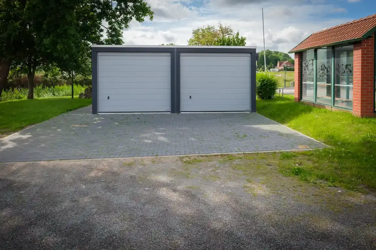découvrez notre garage double avec toit plat, alliant design moderne et espace optimisé pour protéger vos véhicules en toute sécurité.