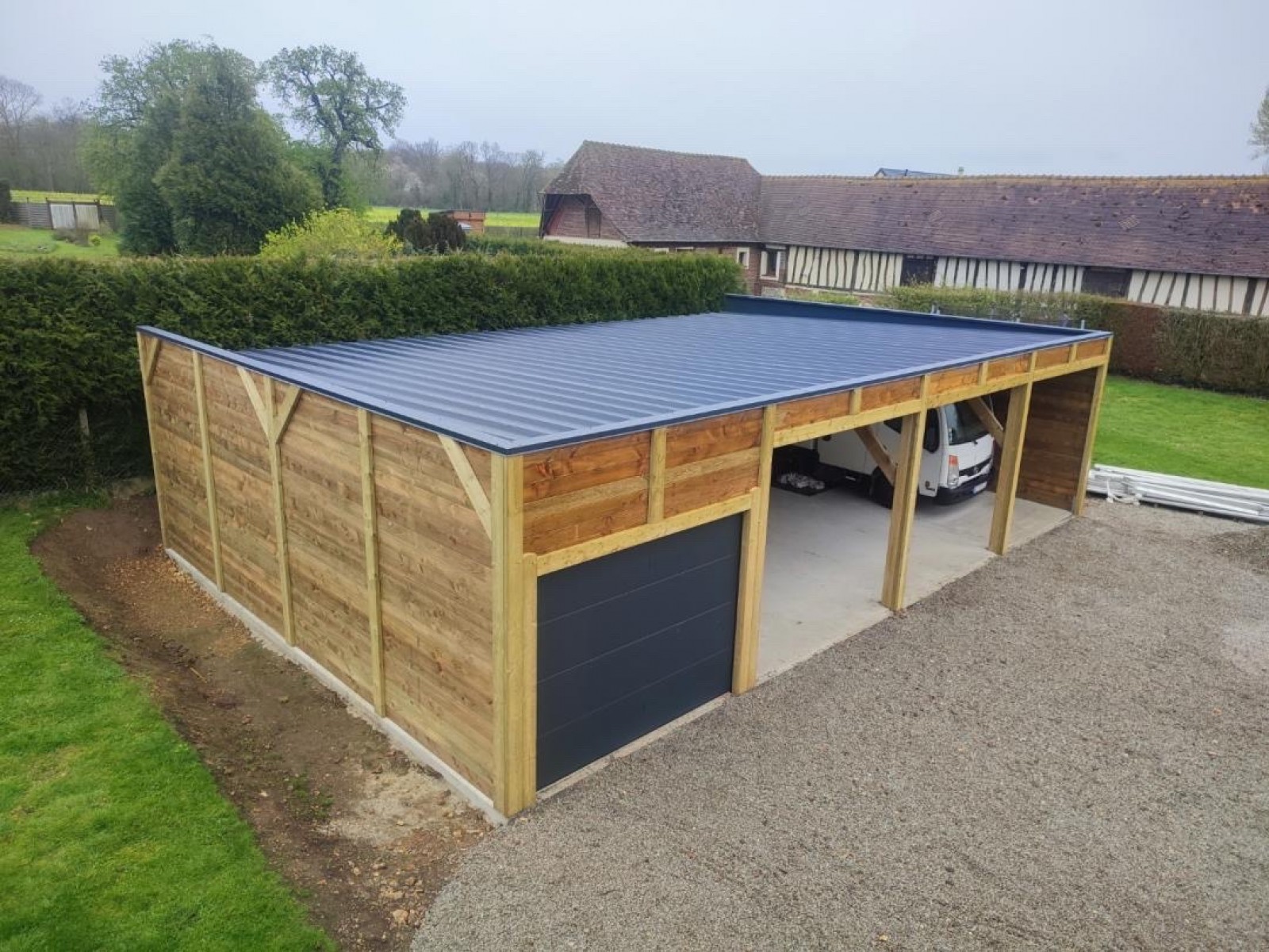 découvrez notre garage double avec toit plat, alliant design moderne et espace optimal pour protéger vos véhicules en toute sécurité.