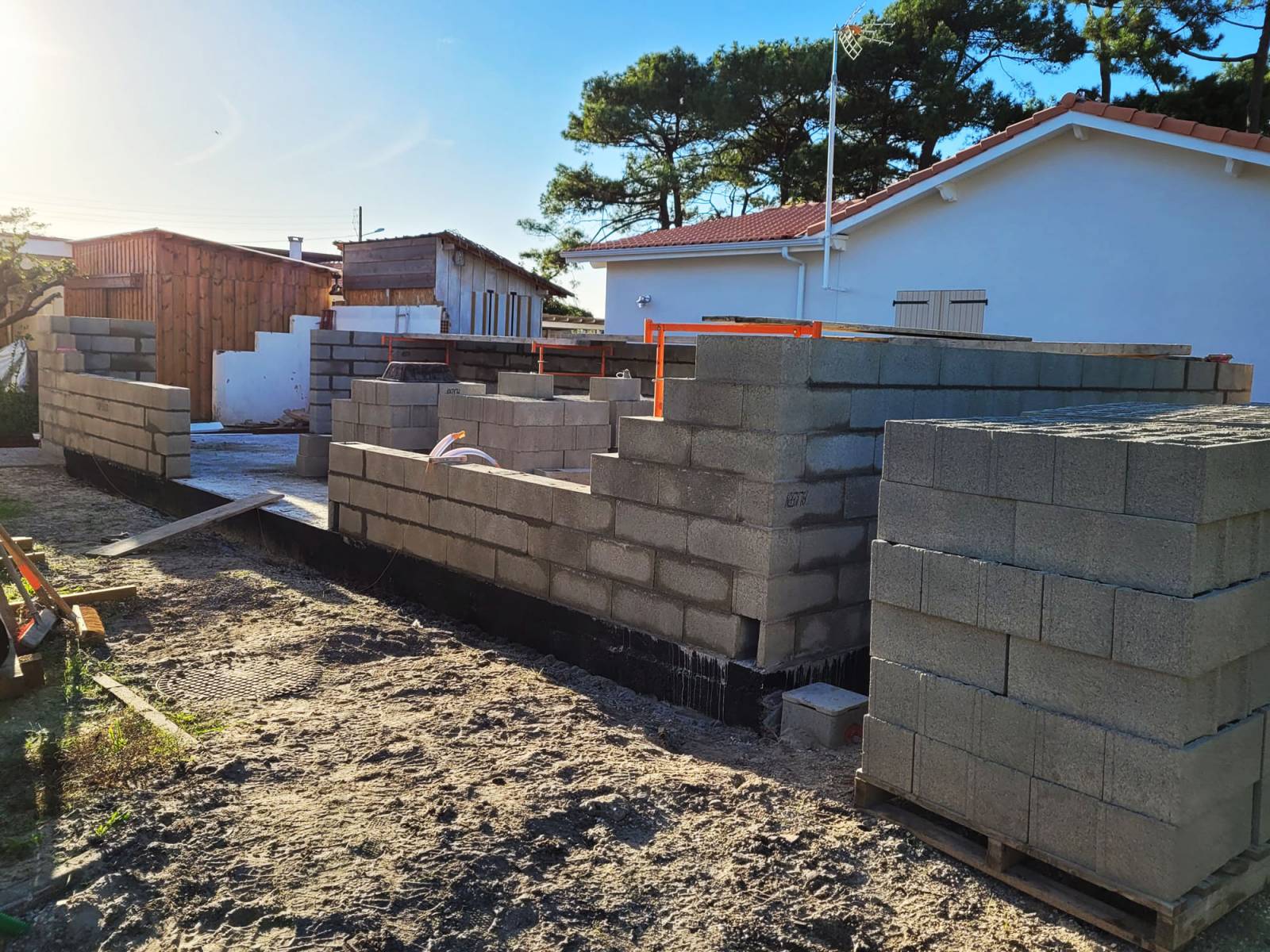 découvrez notre garage en parpaing avec toit plat, alliant robustesse et esthétique moderne. parfait pour protéger votre véhicule tout en optimisant l'espace.