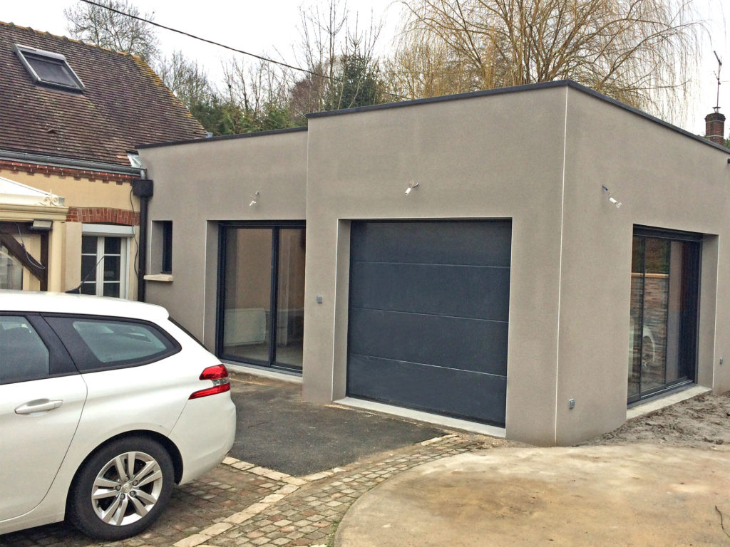 découvrez notre garage en parpaing avec toit plat, une solution moderne et robuste pour protéger votre véhicule tout en optimisant l'espace.