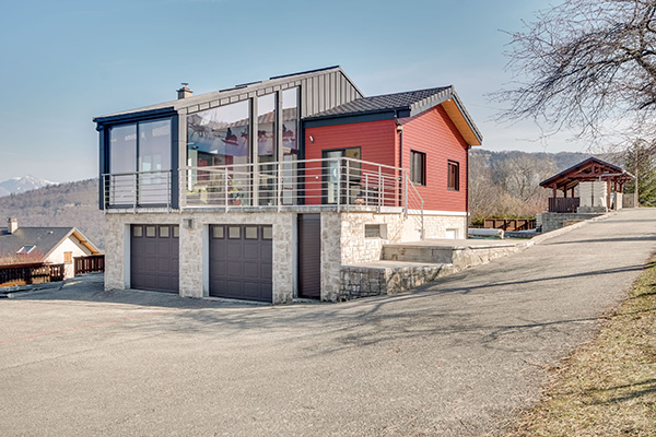 découvrez les avantages d'un garage semi-enterré : une solution pratique et esthétique pour optimiser l'espace et protéger votre véhicule tout en intégrant harmonieusement votre maison.