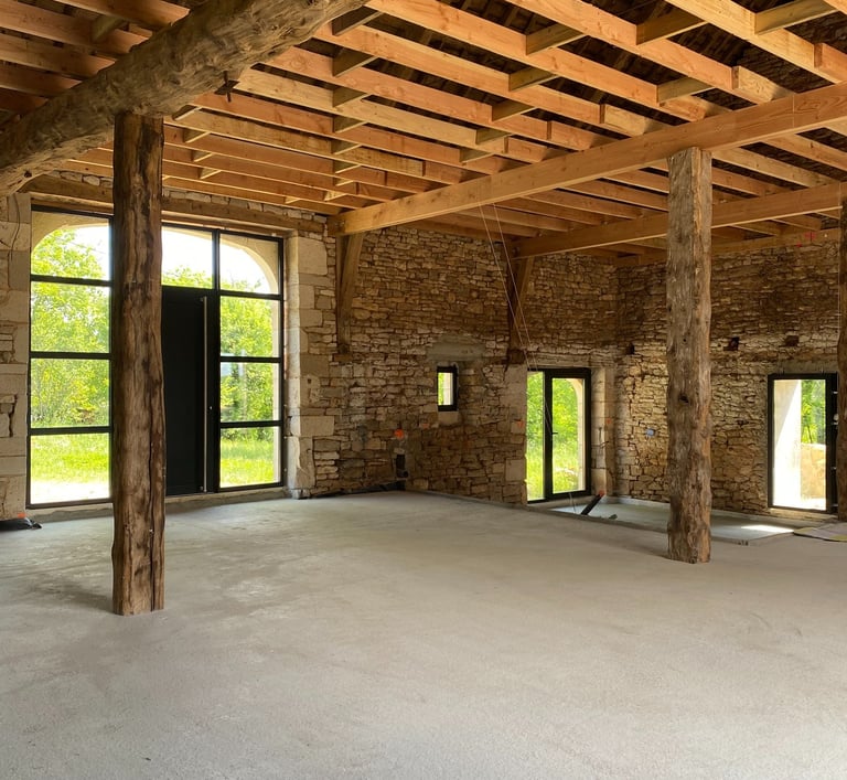 découvrez cette grange rénovée alliant charme authentique et confort moderne, idéale pour un cadre de vie paisible et original.