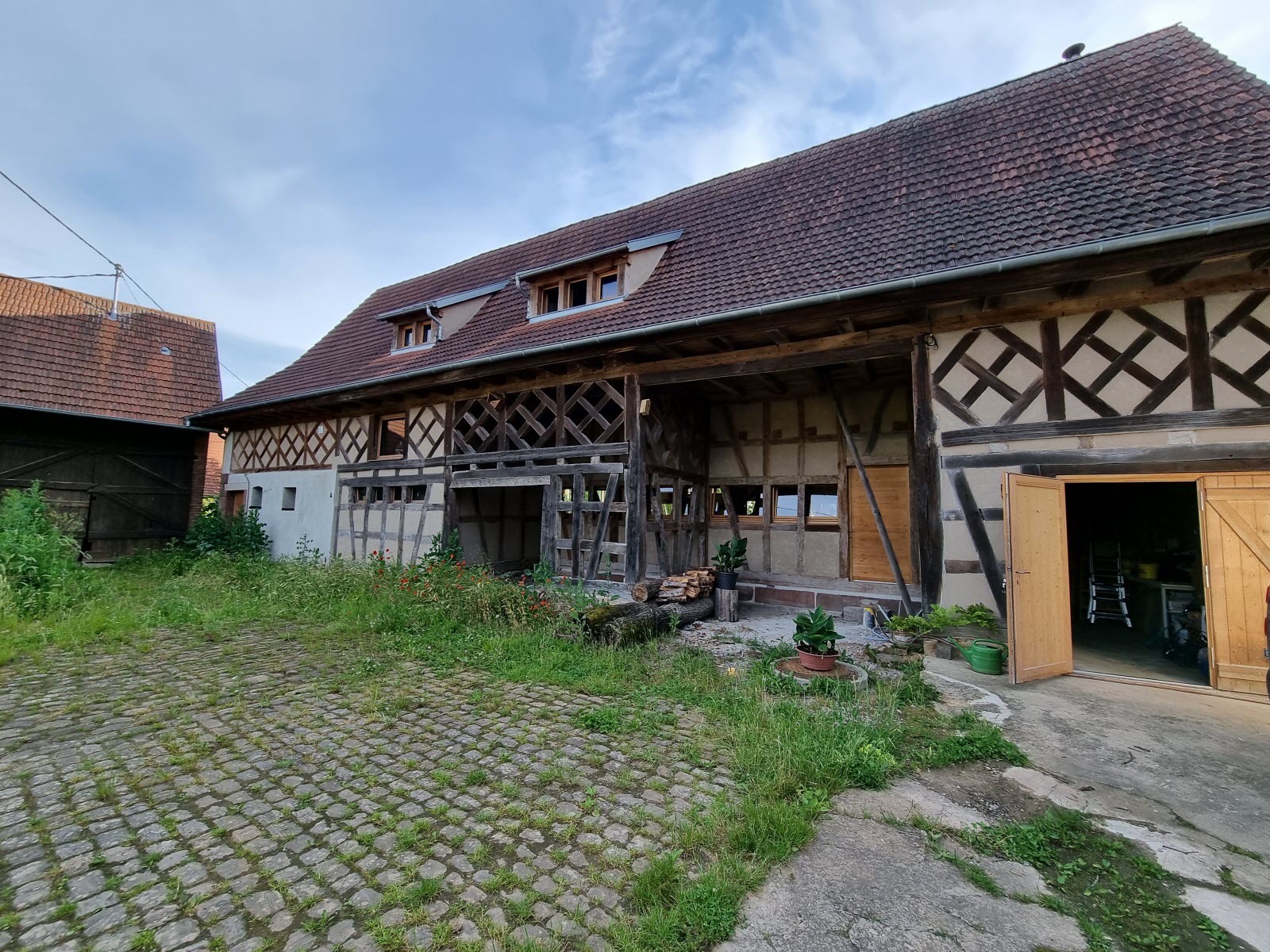 découvrez cette grange rénovée alliant charme ancien et confort moderne, idéale pour une habitation unique ou une escapade authentique.
