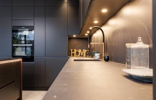 découvrez notre guide complet pour rénover votre cuisine de manière moderne et économique. astuces, conseils et idées pour un espace fonctionnel et design sans dépasser votre budget.