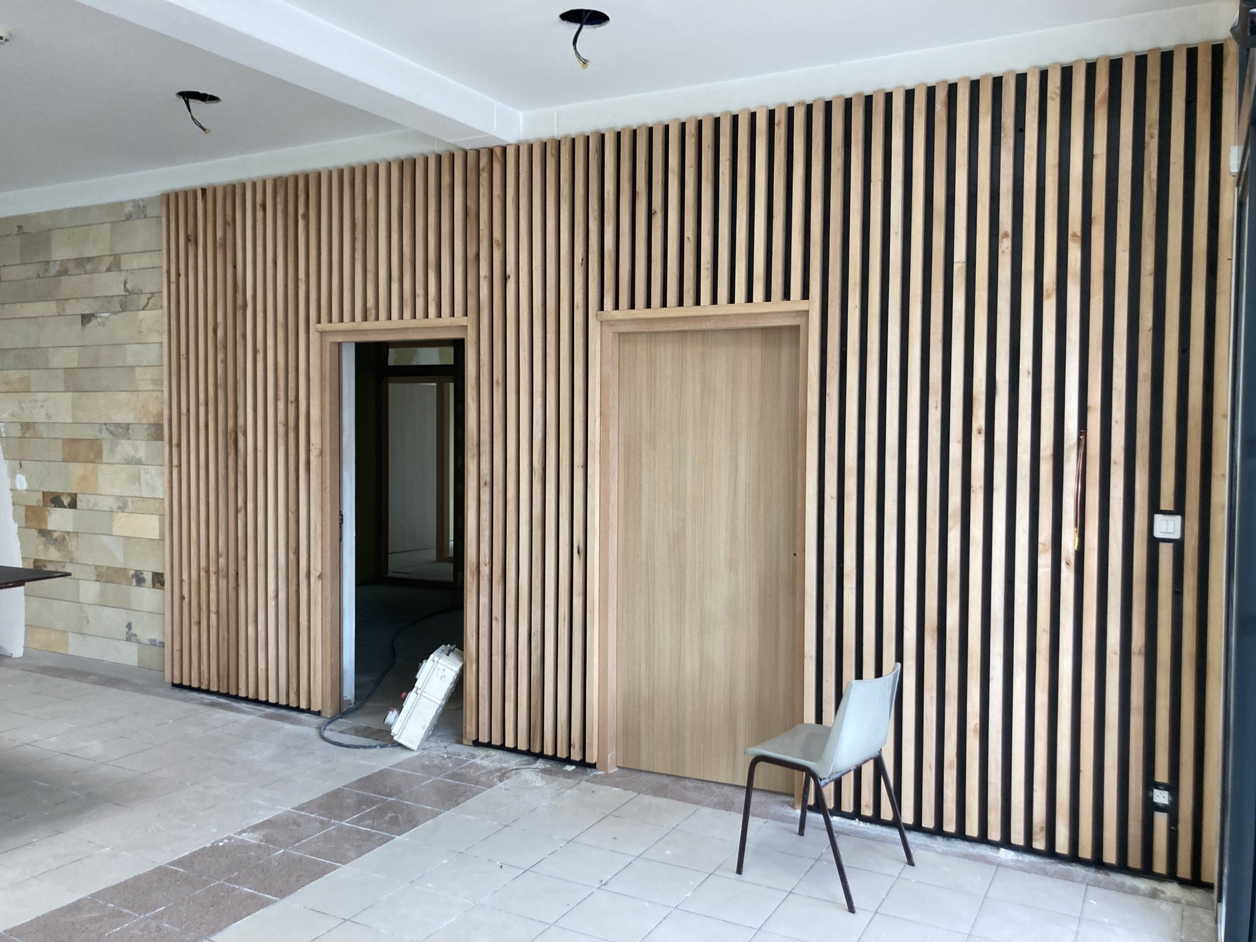 découvrez nos solutions d'habillage pour murs intérieurs alliant esthétique et fonctionnalité, pour transformer et personnaliser vos espaces de vie avec style.