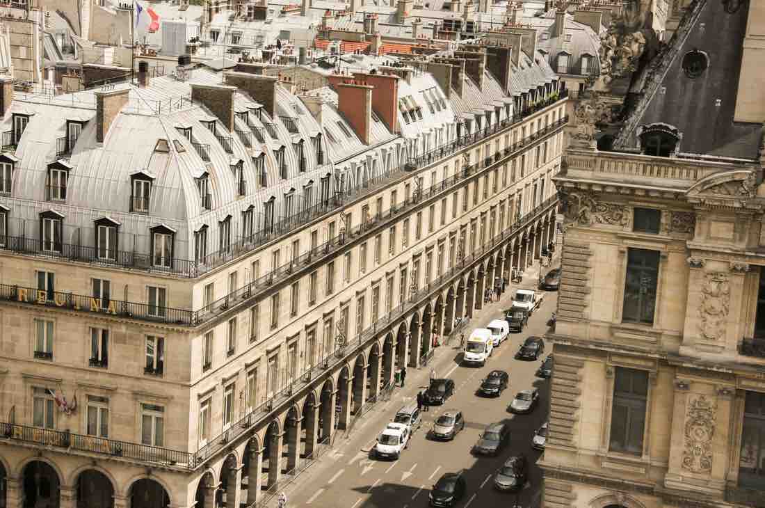 découvrez le charme unique des habitants du dernier étage d'un immeuble haussmannien, entre vues panoramiques et ambiance typiquement parisienne.