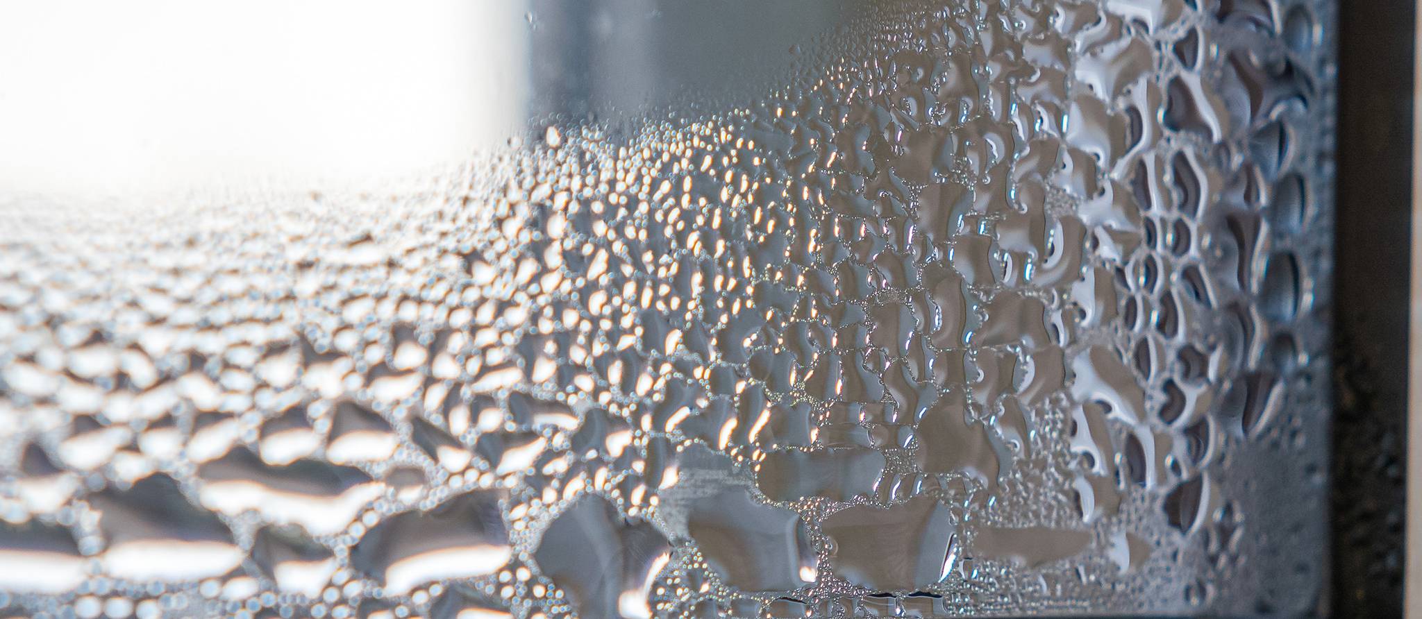 découvrez les causes de l'humidité dans la chambre et les solutions efficaces pour assainir votre intérieur et améliorer votre confort.