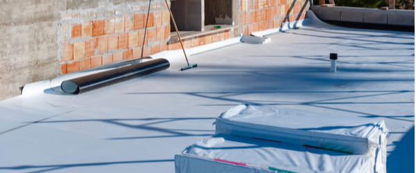 découvrez nos solutions efficaces pour imperméabiliser votre toit-terrasse et protéger votre habitation des infiltrations d'eau.