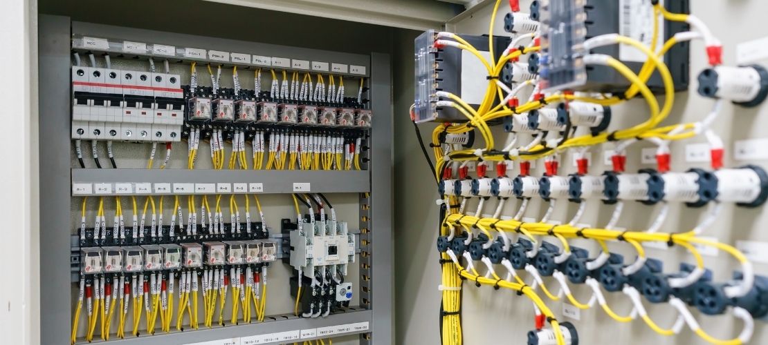 expert en installation électrique : sécurisez et optimisez votre habitat avec des solutions adaptées et conformes aux normes en vigueur.