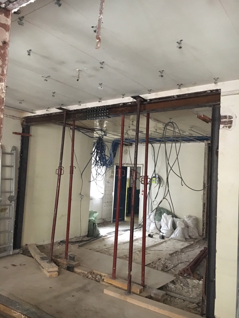 découvrez comment réaliser une ouverture dans un mur porteur avec une poutrelle ipn, conseils pratiques et étapes clés pour assurer la sécurité et la solidité de votre construction.