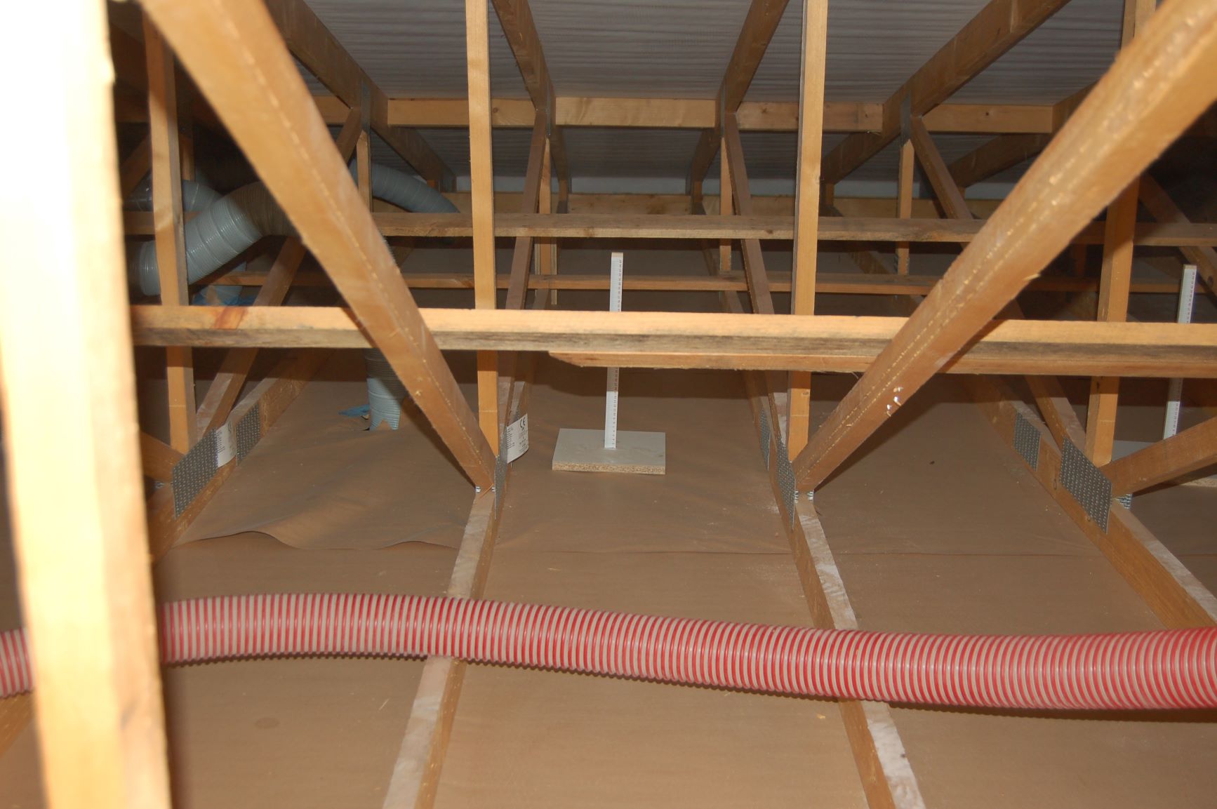 isolation des combles en ouate à vincennes pour un confort thermique optimal toute l'année. améliorez l'efficacité énergétique de votre maison rapidement et efficacement.