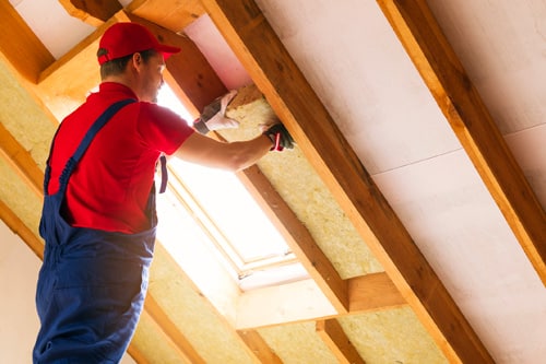 profitez de l'isolation des combles à 1 euro grâce aux aides gouvernementales et réduisez significativement votre facture énergétique tout en améliorant le confort de votre maison.