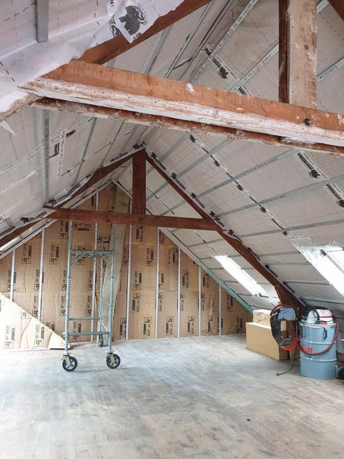 optimisez le confort et l'efficacité énergétique de votre maison grâce à nos solutions d'isolation et d'aménagement des combles sur mesure.