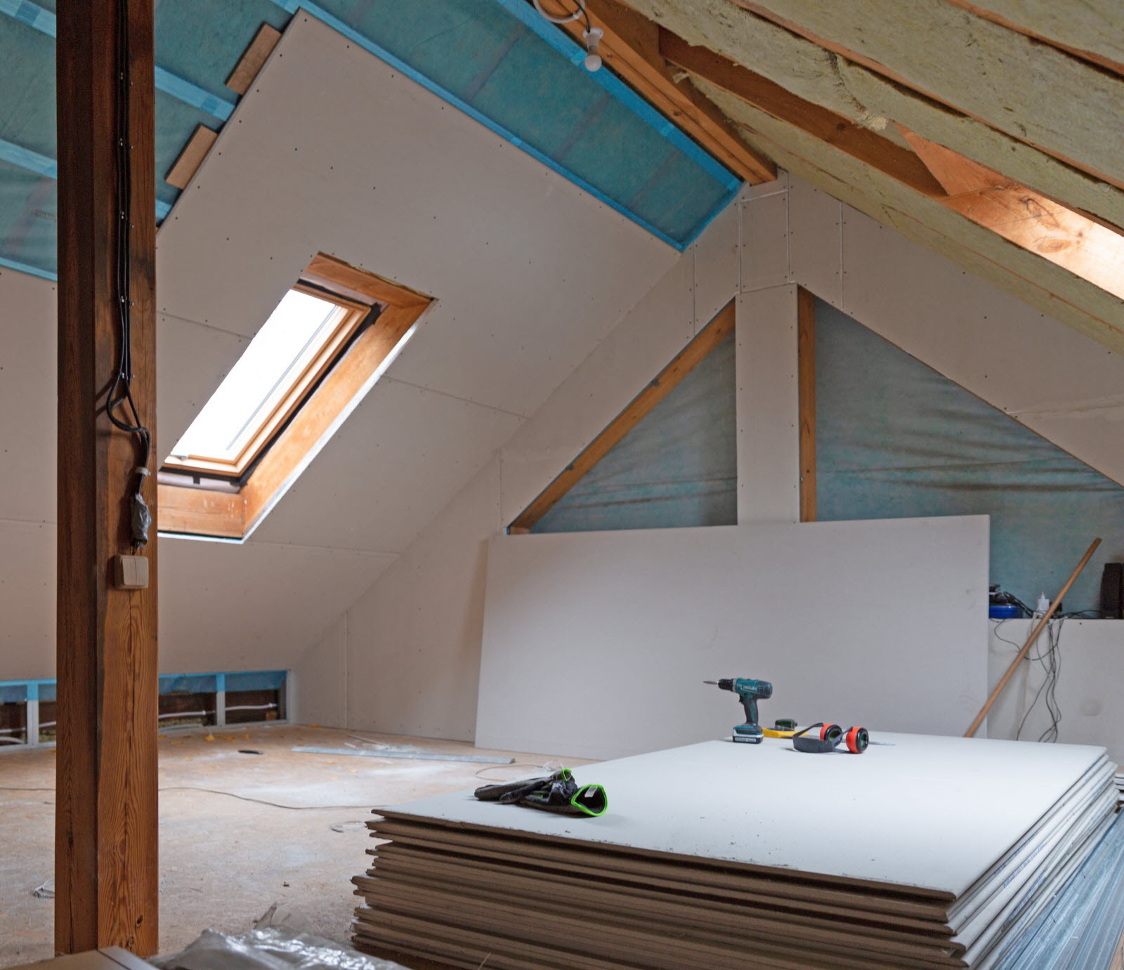 optimisez votre confort avec notre service d'isolation et d'aménagement des combles pour une maison plus chaleureuse et valorisée.