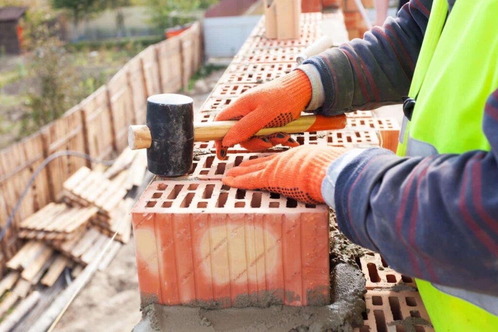 maçon moulins : votre expert en maçonnerie pour tous vos travaux de construction, rénovation et réparation. qualité, savoir-faire et conseils personnalisés.