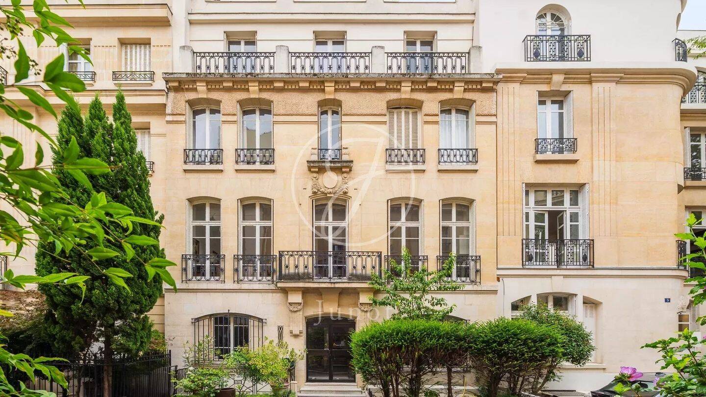 découvrez une maison à rénover dans le prestigieux 7ème arrondissement de paris, une opportunité idéale pour créer votre espace de vie personnalisé au cœur de la capitale.